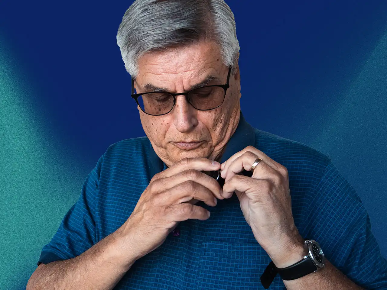 A man clipping the small MYLL device onto his collar